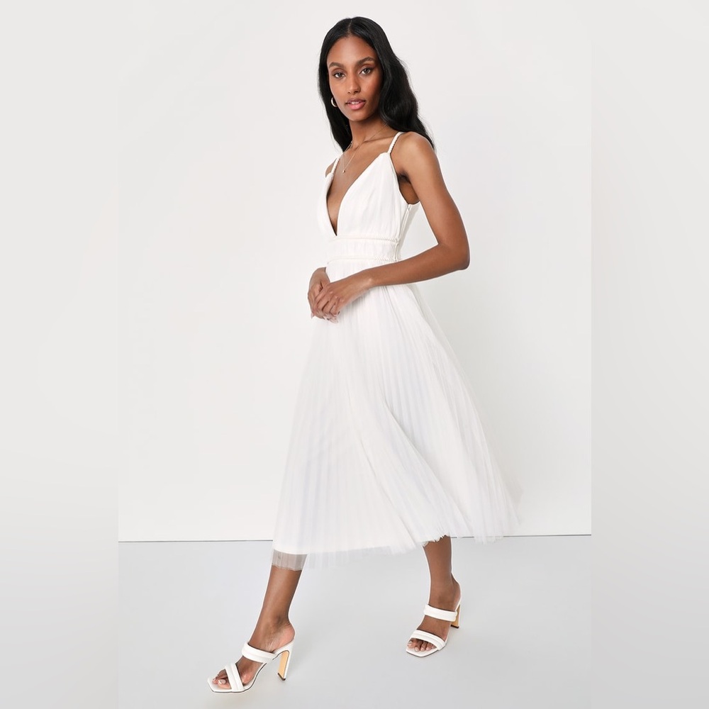 NWT Lulu's White Pleated Midi Dress
